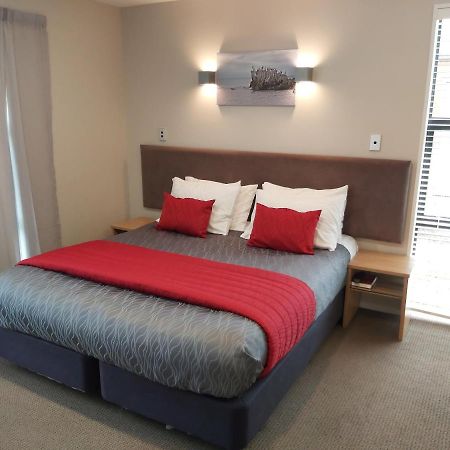 The Fairways Accommodation Kaikoura Exterior photo A bedroom at the hotel