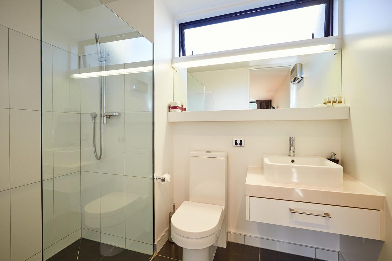 The Fairways Accommodation Kaikoura Exterior photo A modern bathroom