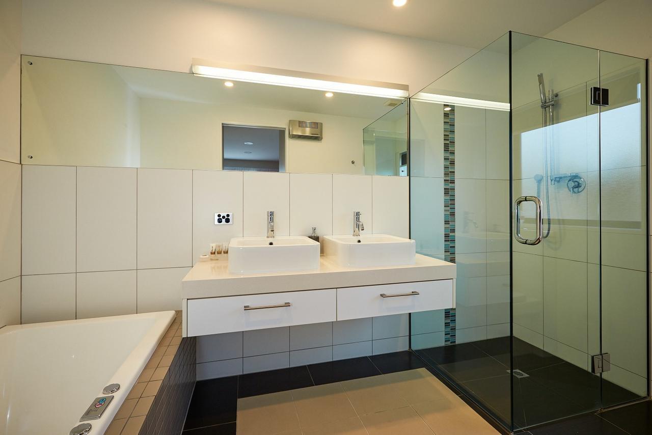 The Fairways Accommodation Kaikoura Exterior photo A modern bathroom