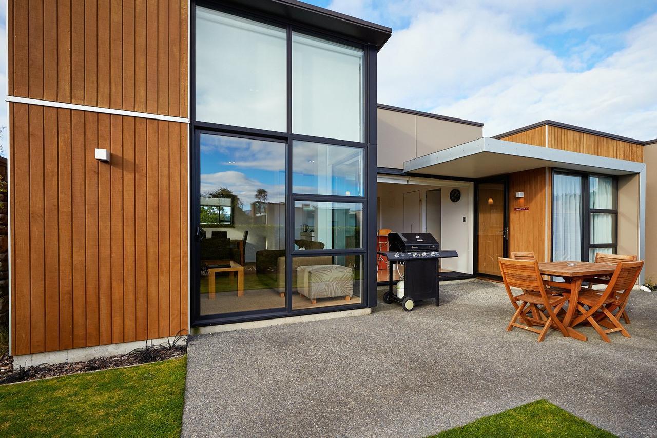 The Fairways Accommodation Kaikoura Exterior photo A typical villa at the lodge